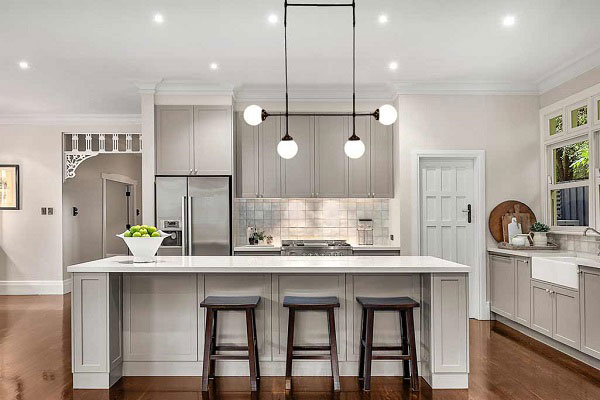 الایدی مدرن در بالای جزیره آشپزخانه