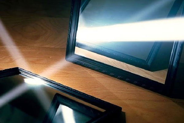 آیا آینه نور را تجزیه میکند؟