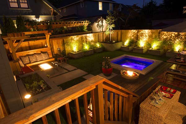 استخر حیاطخلوت را در زمان شب روشن کنید