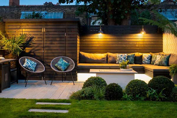 حیاطخلوت را با استفاده از چراغها منطقهبندی کنید